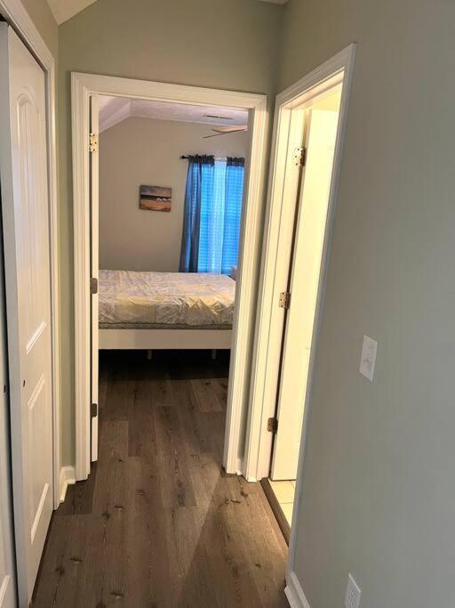 Holiday home Comfortable 2-br Cottage, 2 Blocks To *