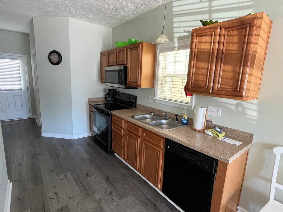 Comfortable 2-br Cottage, 2 Blocks To Holiday home