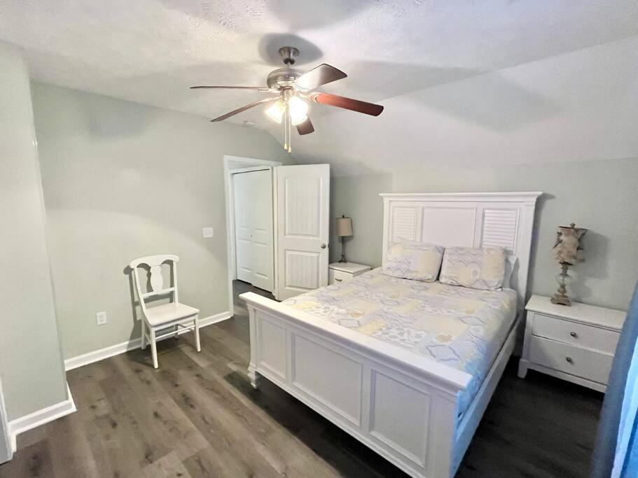 Holiday home Comfortable 2-br Cottage, 2 Blocks To
