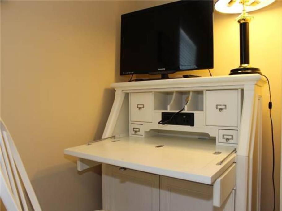 Holiday home Comfortable 2-br Cottage, 2 Blocks To *