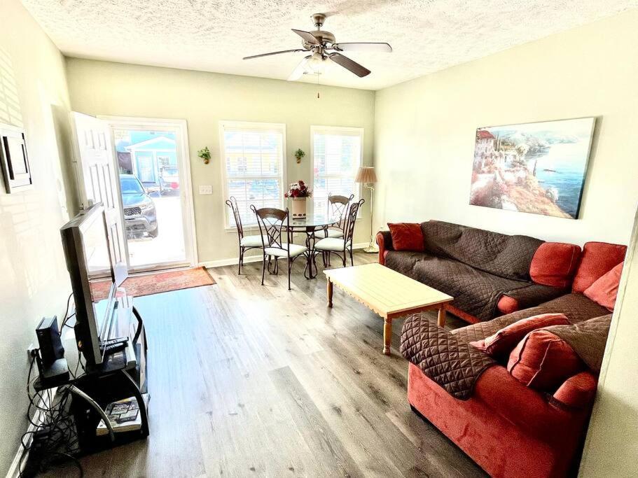 Comfortable 2-br Cottage, 2 Blocks To *