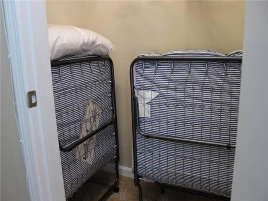 Holiday home Comfortable 2-br Cottage, 2 Blocks To
