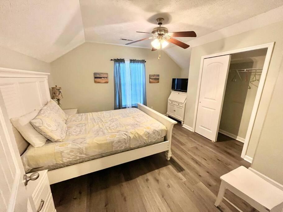 Comfortable 2-br Cottage, 2 Blocks To Holiday home *