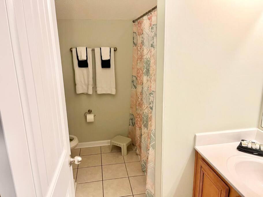 Holiday home Comfortable 2-br Cottage, 2 Blocks To *