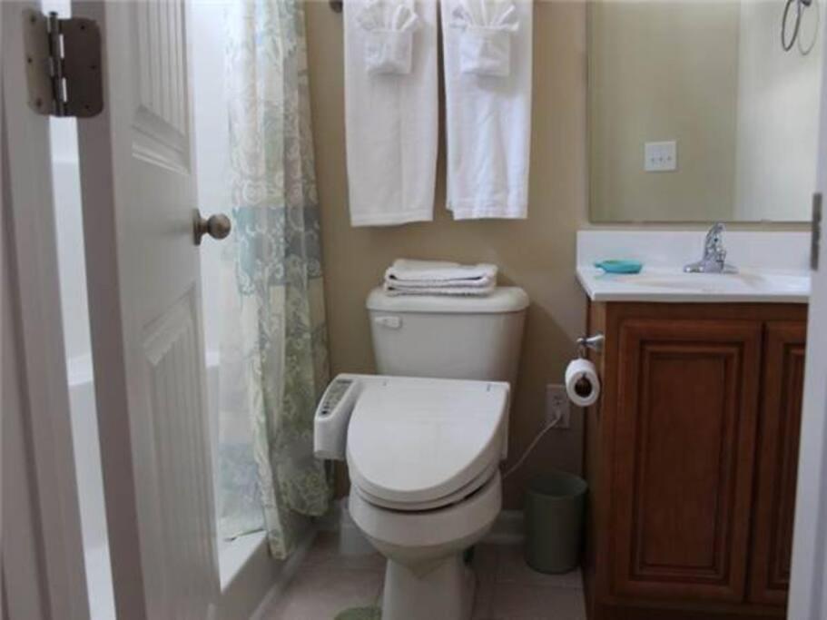 Comfortable 2-br Cottage, 2 Blocks To *