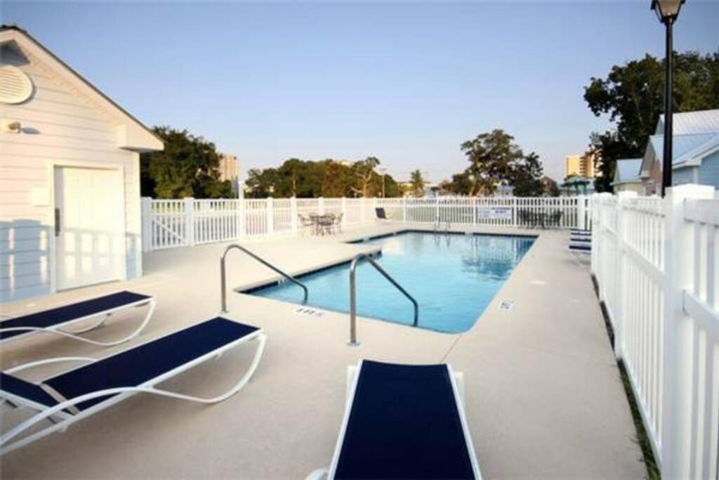 Comfortable 2-br Cottage, 2 Blocks To