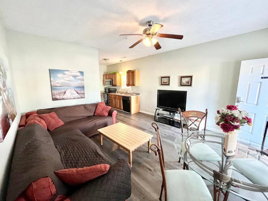 Comfortable 2-br Cottage, 2 Blocks To Holiday home