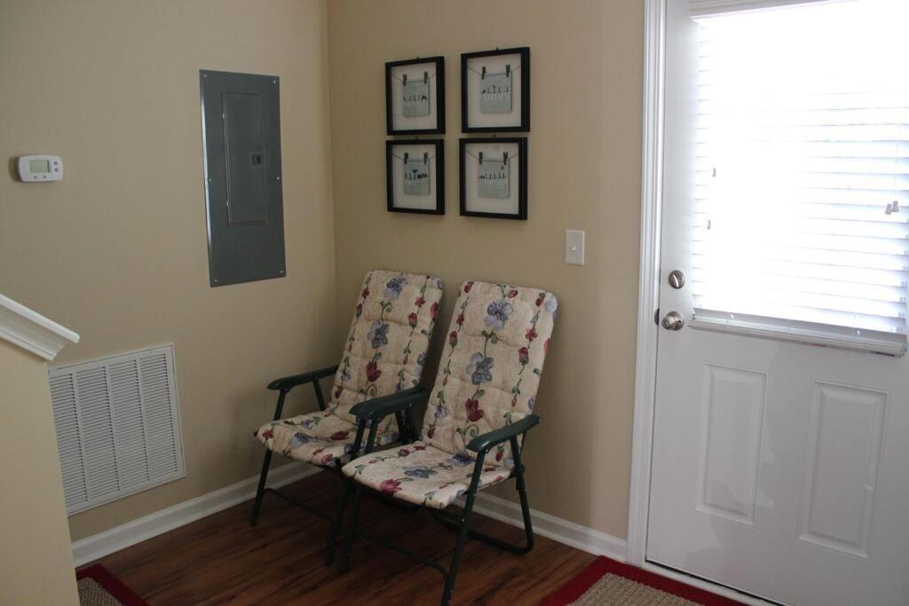 Comfortable 2-br Cottage, 2 Blocks To Holiday home *
