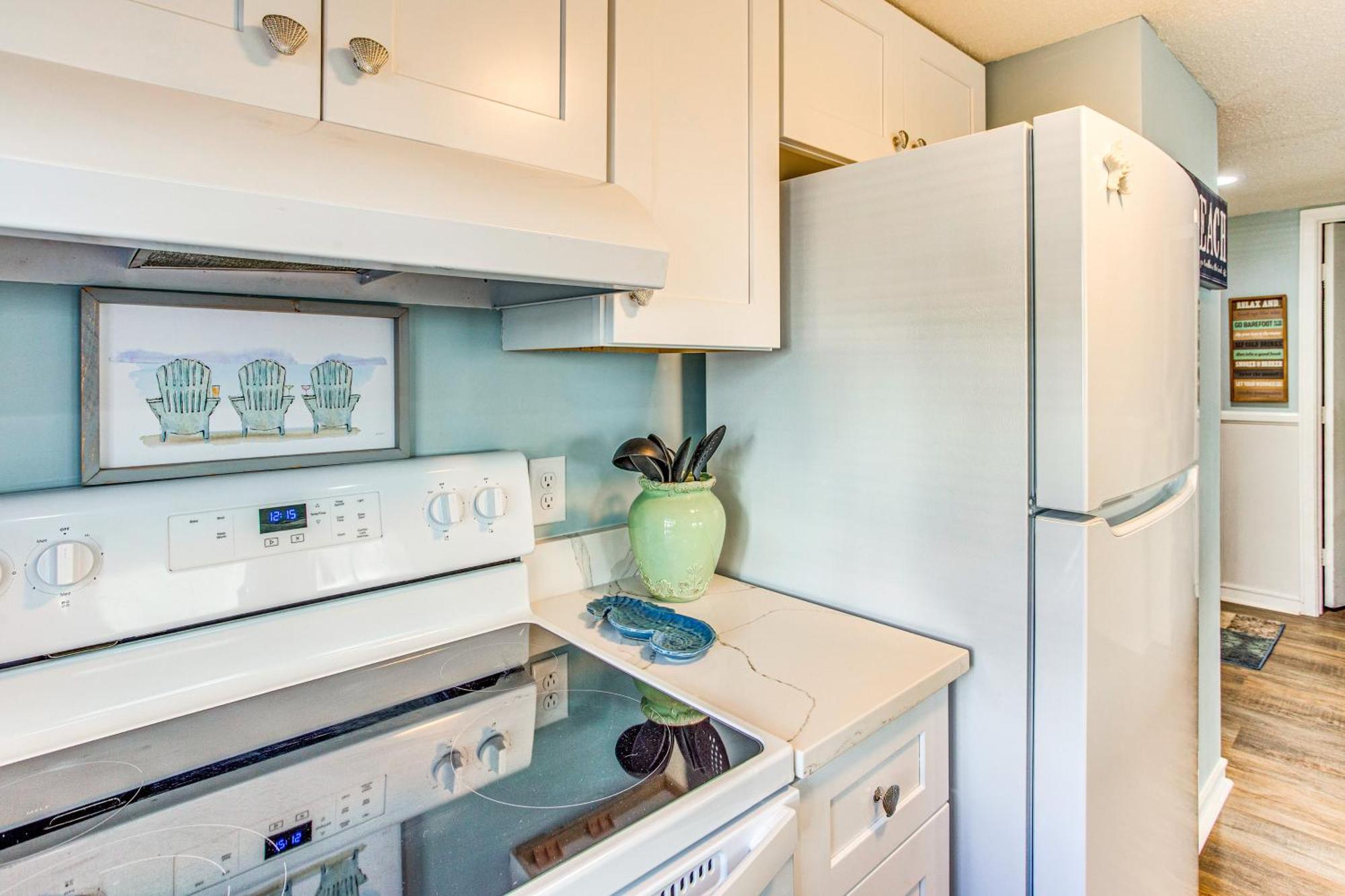 Myrtle Retreat With Sunroom Walk To Beach! Myrtle Beach