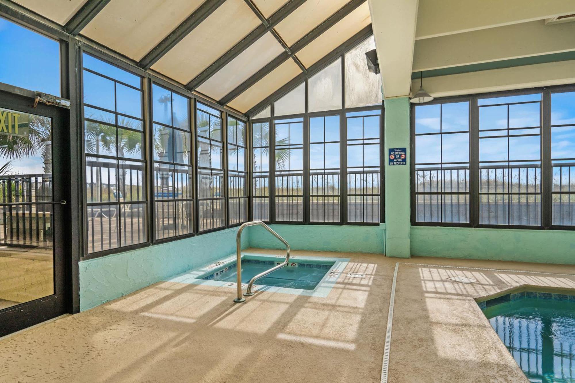 Windemere Beachfront Oasis With Hot Tub And Pool Access Holiday home *