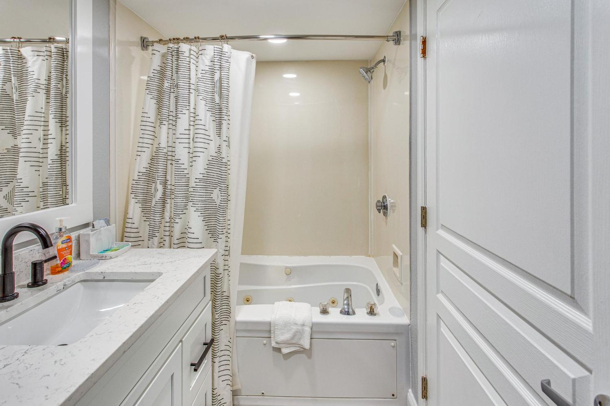 Oceanfront N Myrtle With Hot Tub! Apartment