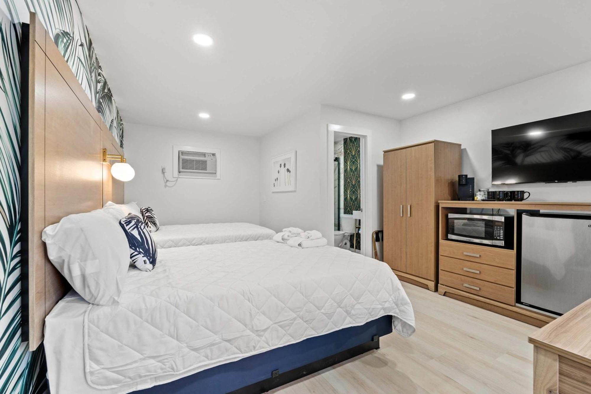 Bright Beachside Walk To Main St Apartment