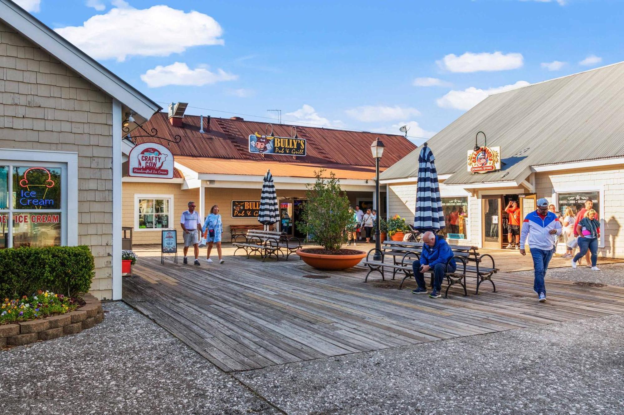 Bright Beachside Walk To Main St *