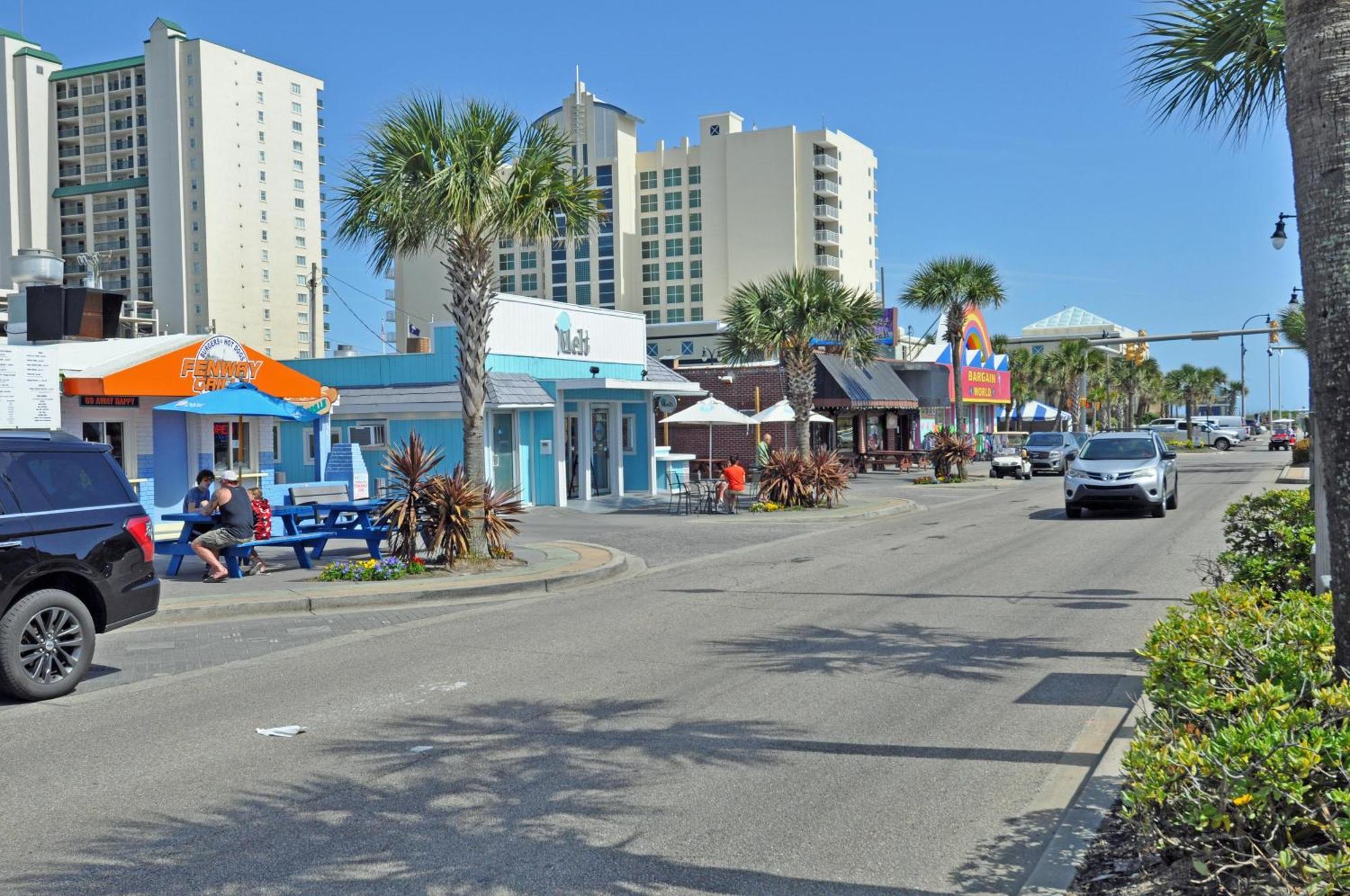 Oceanfront 305, Enjoy, Shop, Walk To Bars, Main Street Apartment *