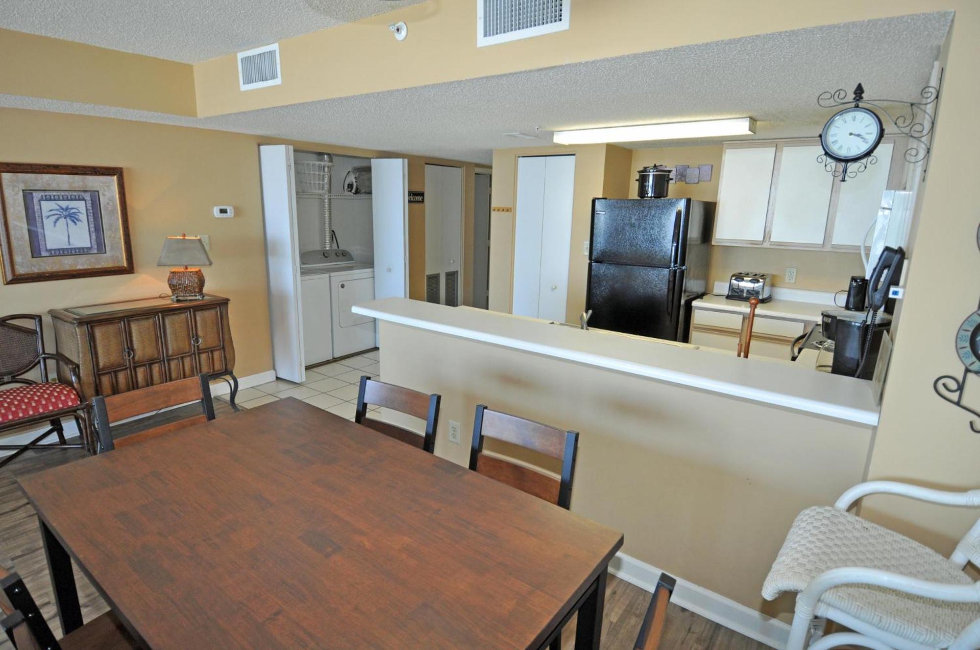Oceanfront 305, Enjoy, Shop, Walk To Bars, Main Street Apartment *
