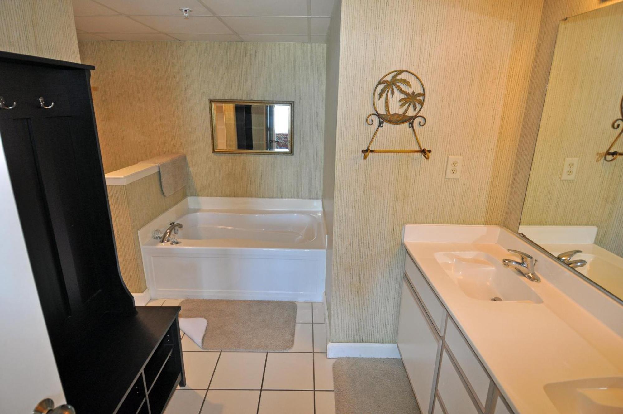 Oceanfront 305, Enjoy, Shop, Walk To Bars, Main Street Myrtle Beach