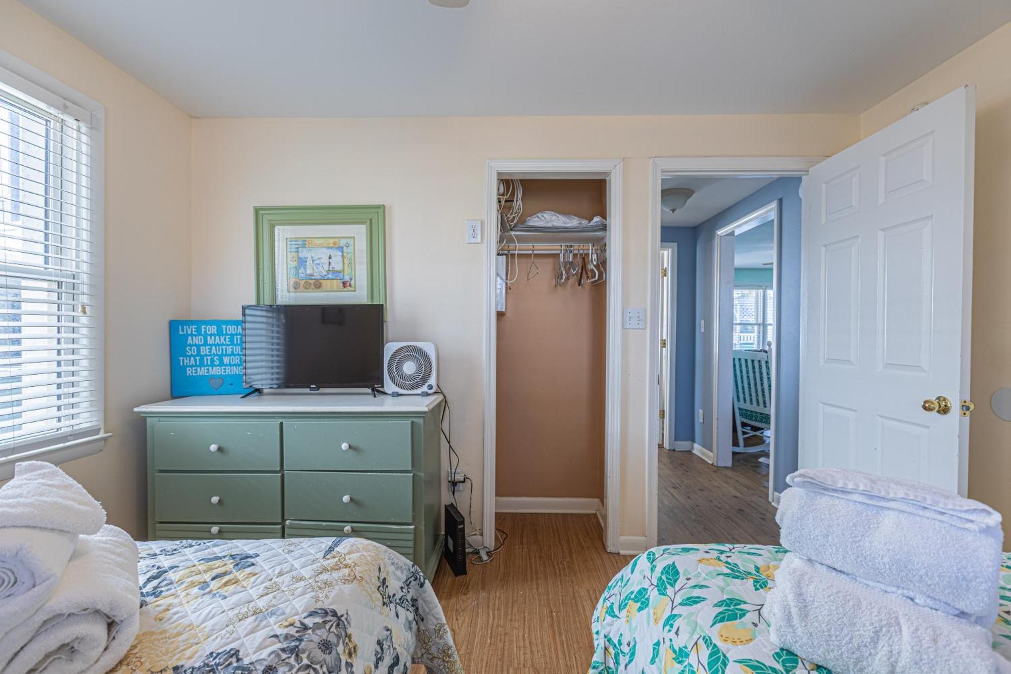 Lavish Accessible, On Ocean, 4 King Beds, Huge Private Pool, Yard, Spa, Patio, Bbq, & Game Tables Holiday home