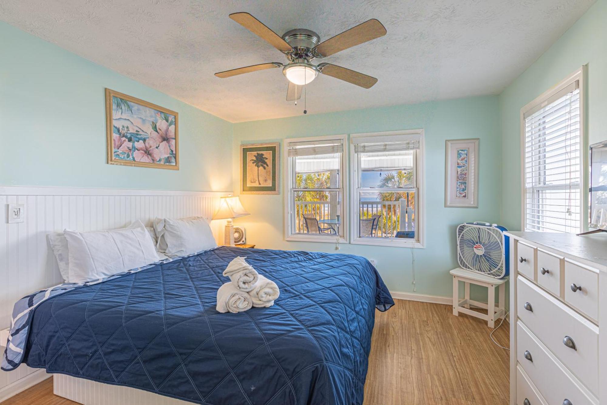 Holiday home Lavish Accessible, On Ocean, 4 King Beds, Huge Private Pool, Yard, Spa, Patio, Bbq, & Game Tables