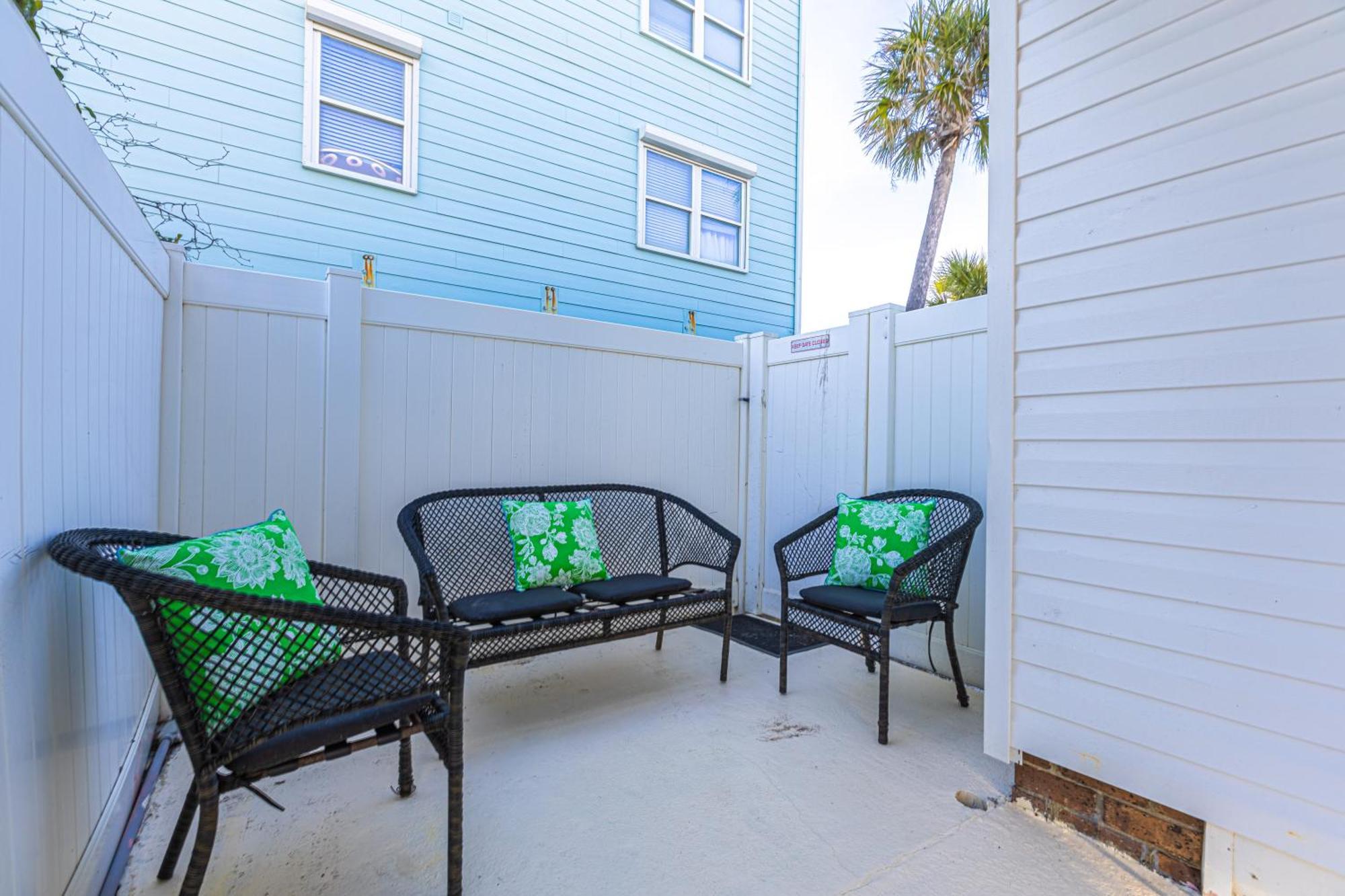 Lavish Accessible, On Ocean, 4 King Beds, Huge Private Pool, Yard, Spa, Patio, Bbq, & Game Tables Holiday home *