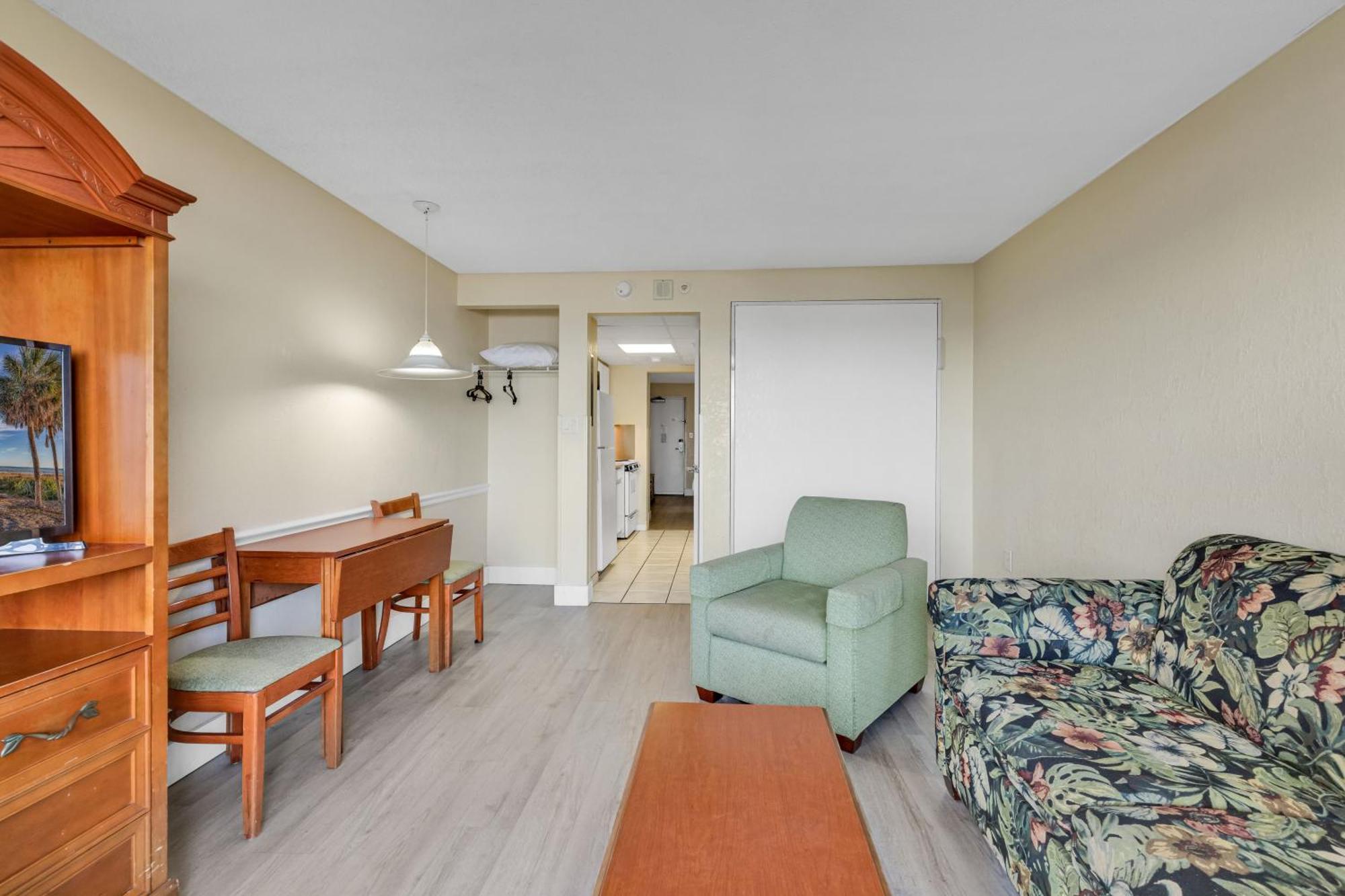 Boardwalk Beachfront Apartment *