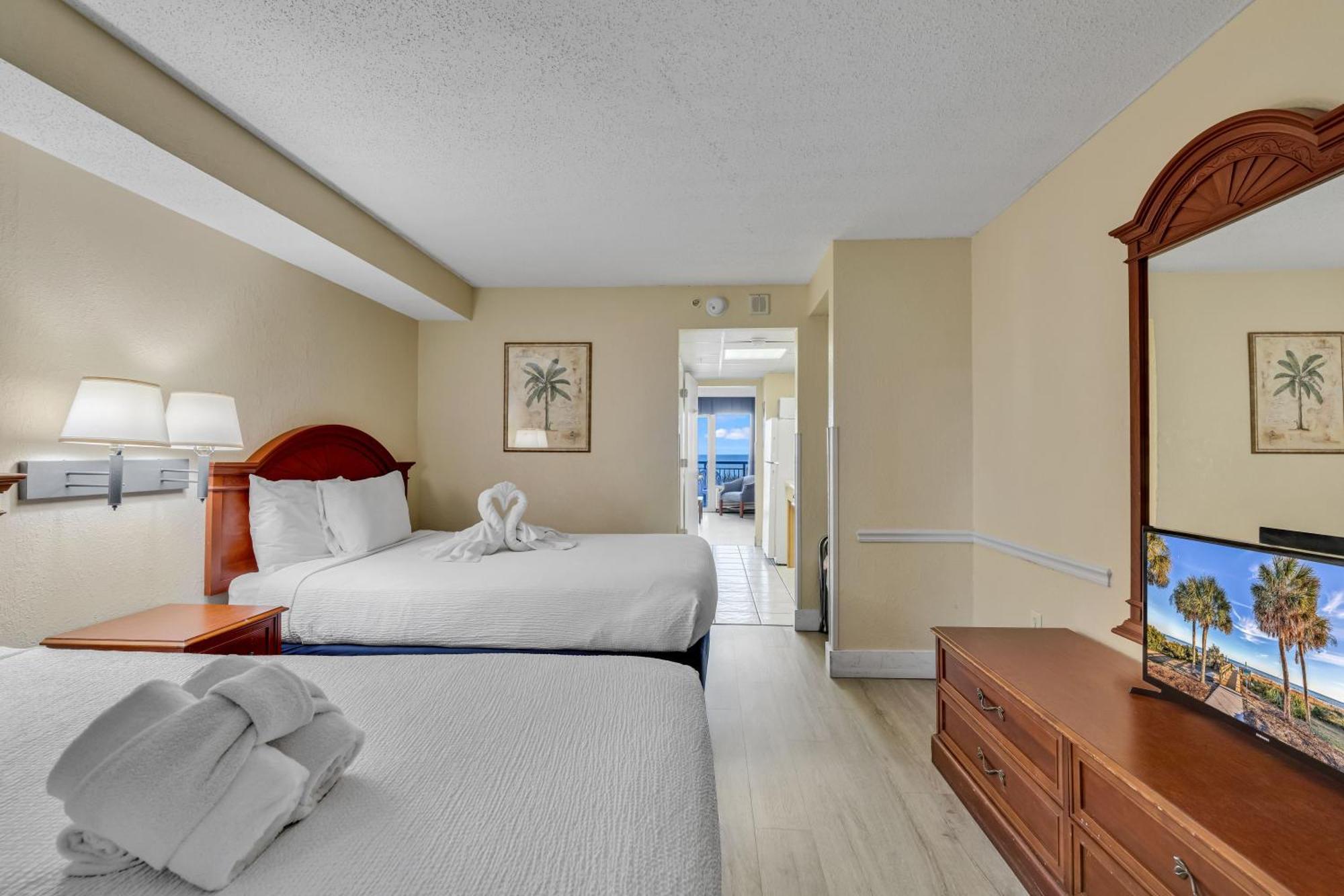 Boardwalk Beachfront Apartment *