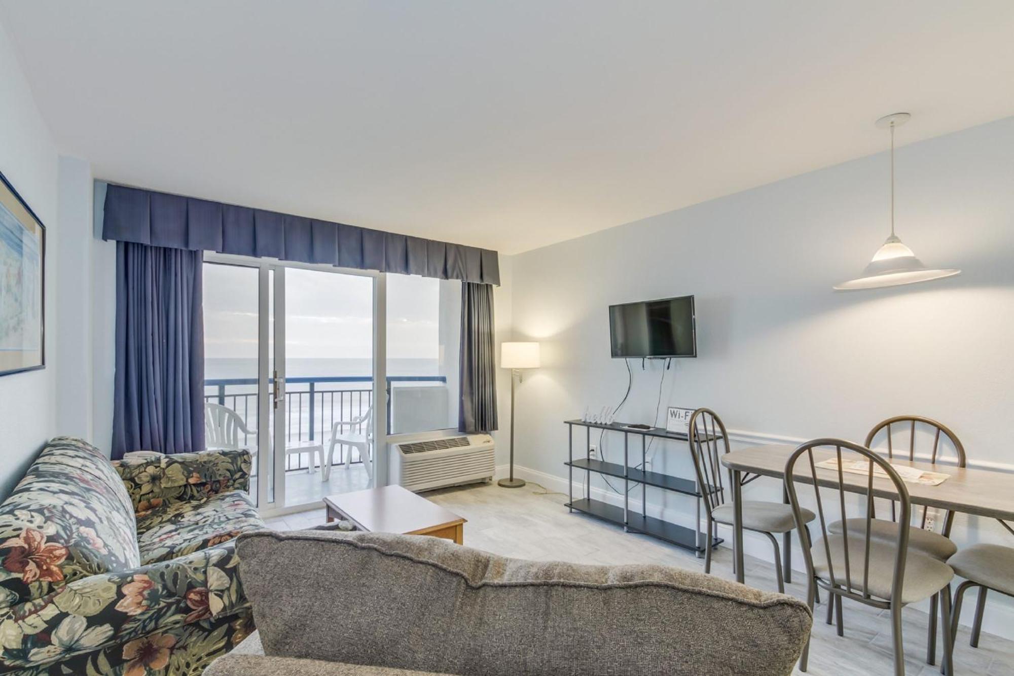 Boardwalk Beachfront Apartment *