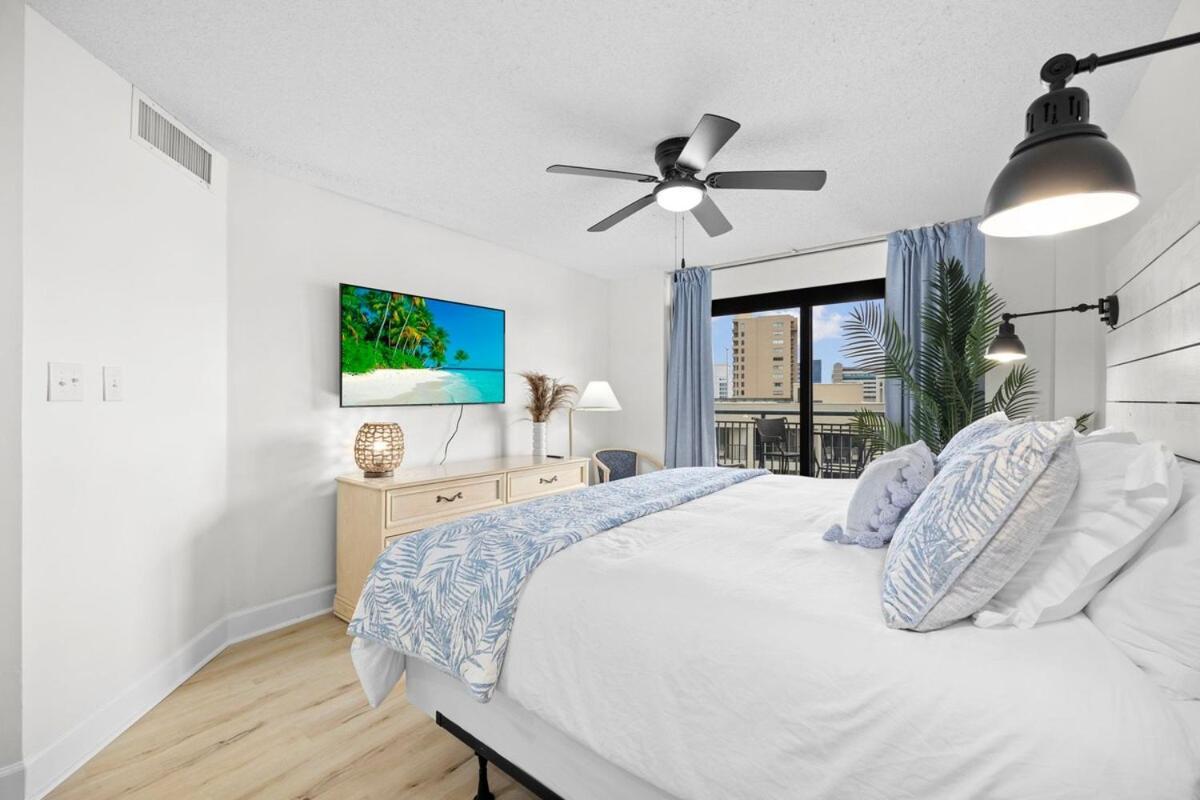 Wow! Oceanview 3 Bedroom Condo! Pool & Private Balcony Apartment