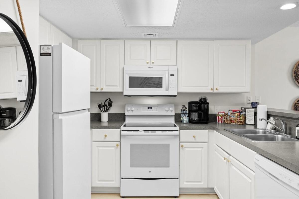 Wow! Oceanview 3 Bedroom Condo! Pool & Private Balcony Apartment *