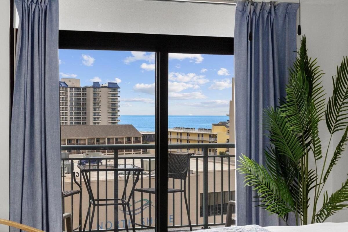 Wow! Oceanview 3 Bedroom Condo! Pool & Private Balcony Apartment *