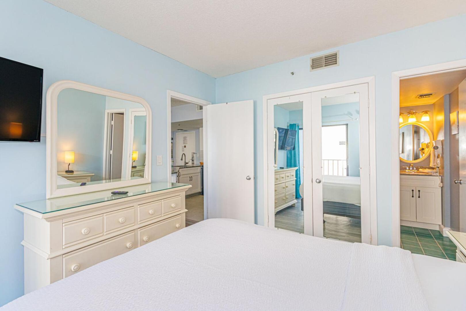 Stunning Ocean View 2 Bedroom Condo- Nicely Updated & Sleeps 6! Palace Unit 408