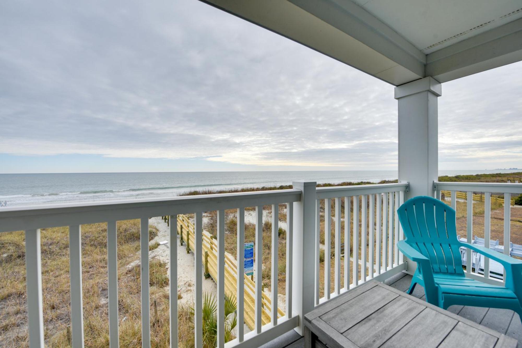 Beachfront With Magnificent Ocean Views! Apartment