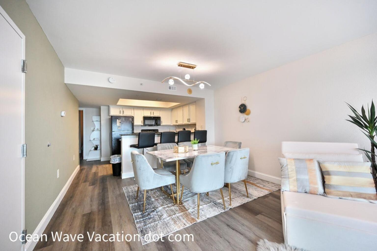 Beachfront With Stunning View Multiple Pools On Bv 15th Floor Apartment *