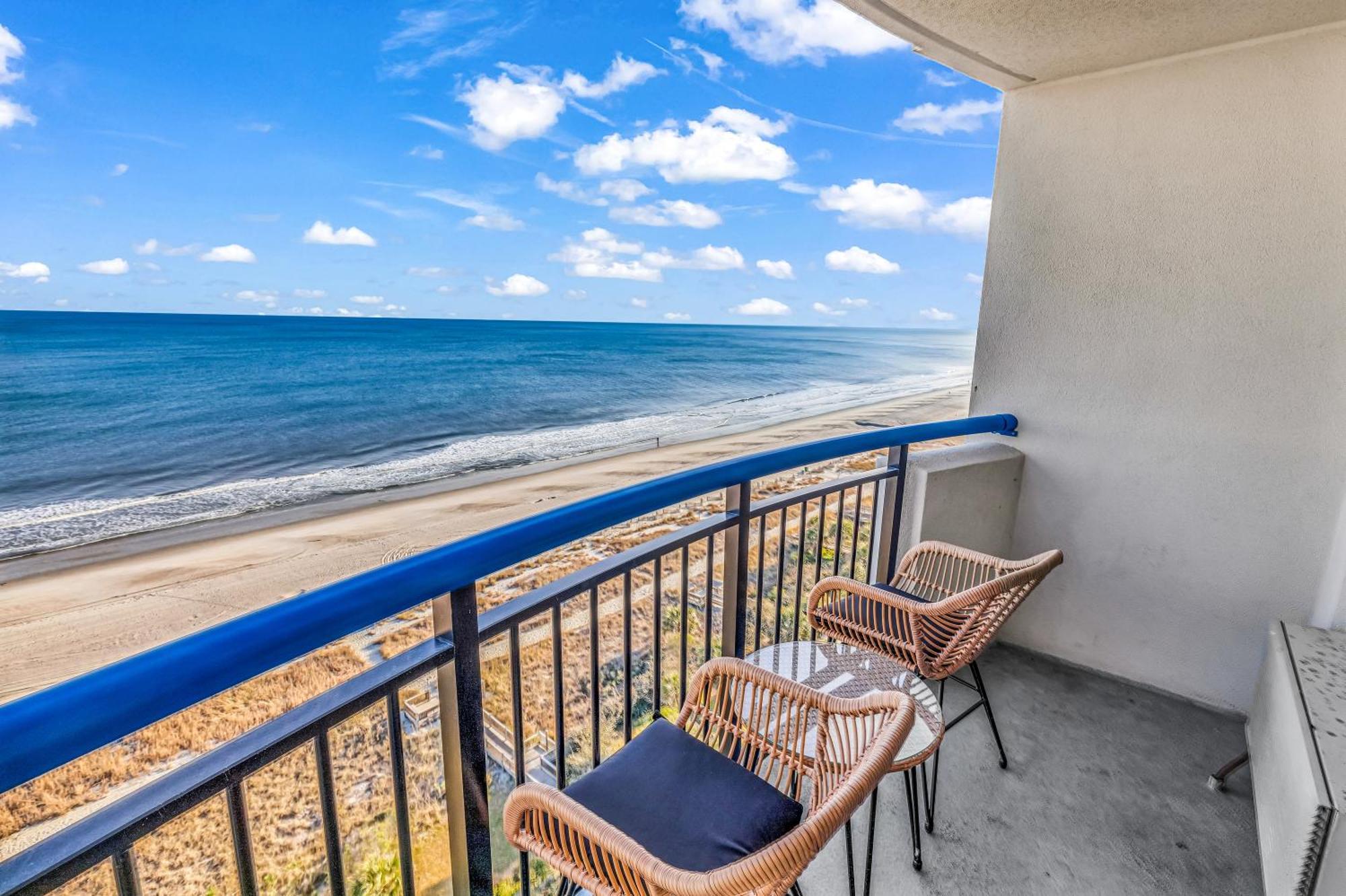 Boardwalk Oceanfront By Hosteeva *