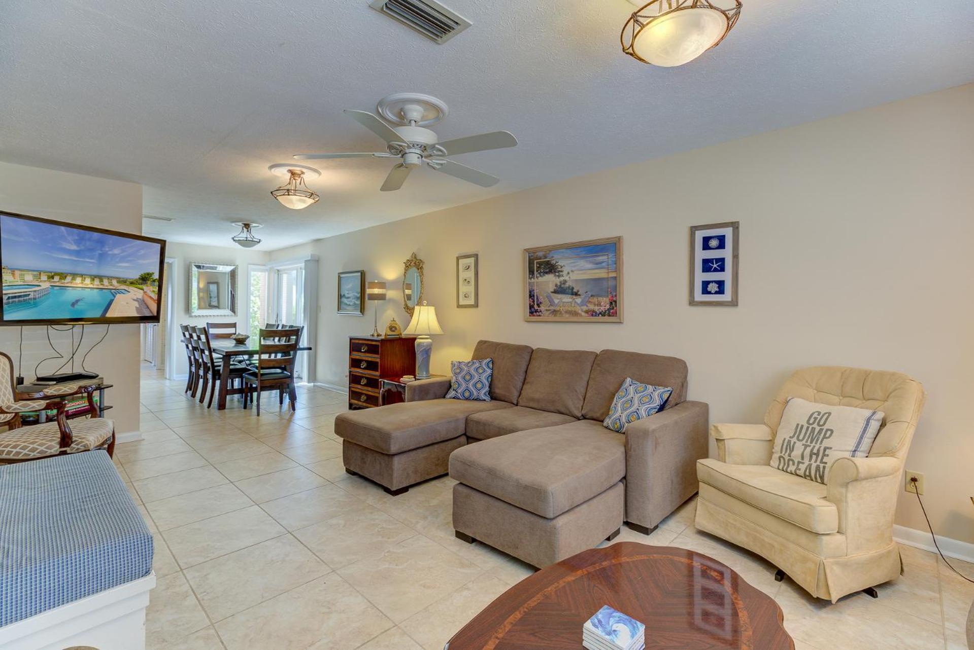 Oceanfront Pool Hot Tub Kitchen Washer Dryer Downtown Holiday home