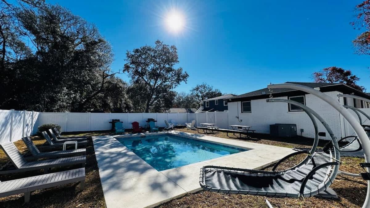 Apartment Great Duplex Walk To The Pool