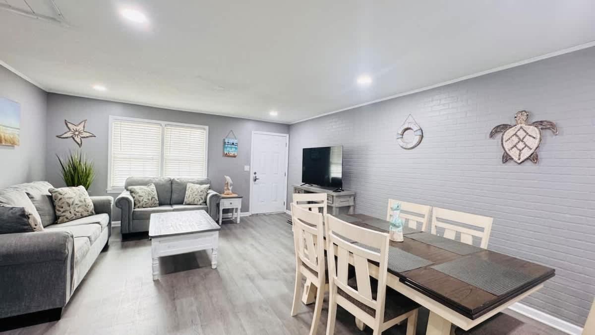Great Duplex Walk To The Pool Apartment