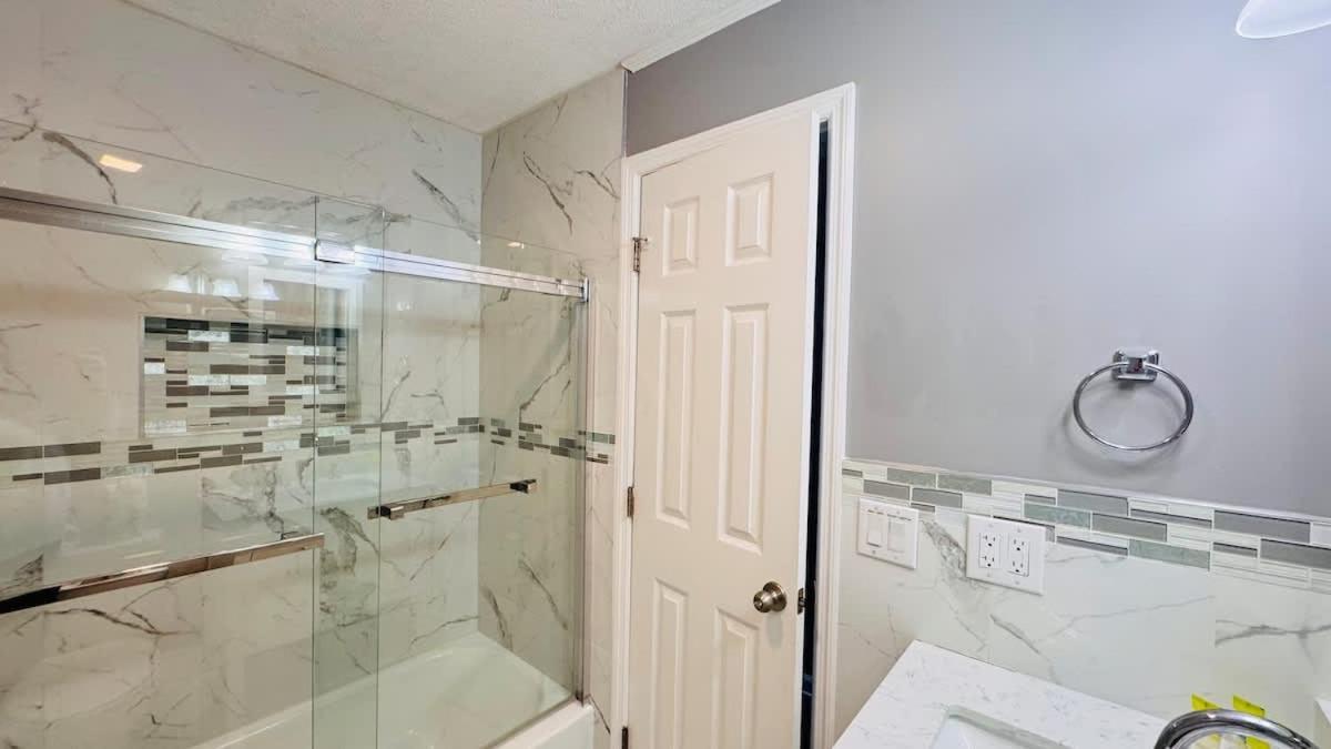 Apartment Great Duplex Walk To The Pool