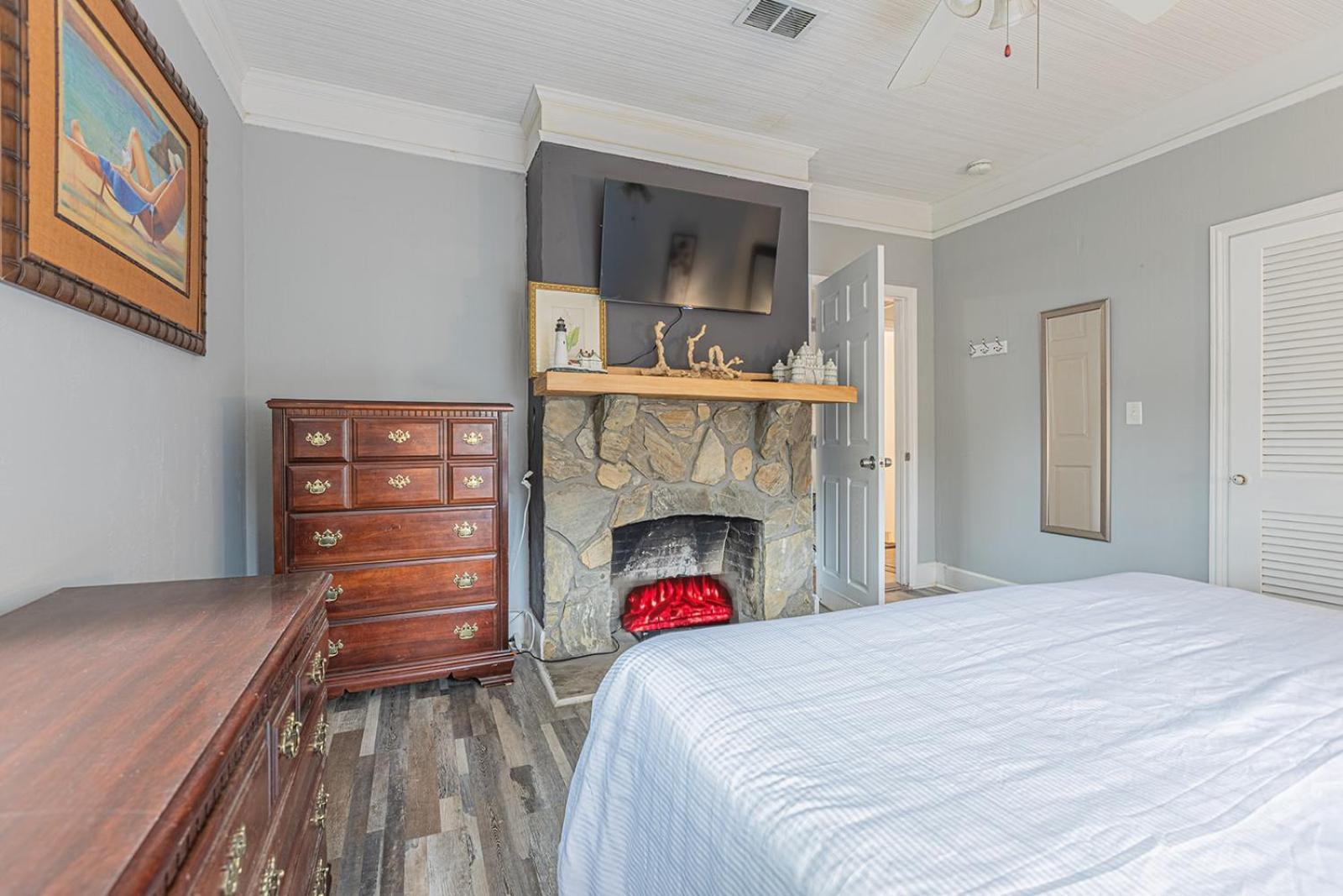 Holiday home ﻿charming Centrally Located Ocean View W Huge Private Yard, Patio, Firepit, & Bbq