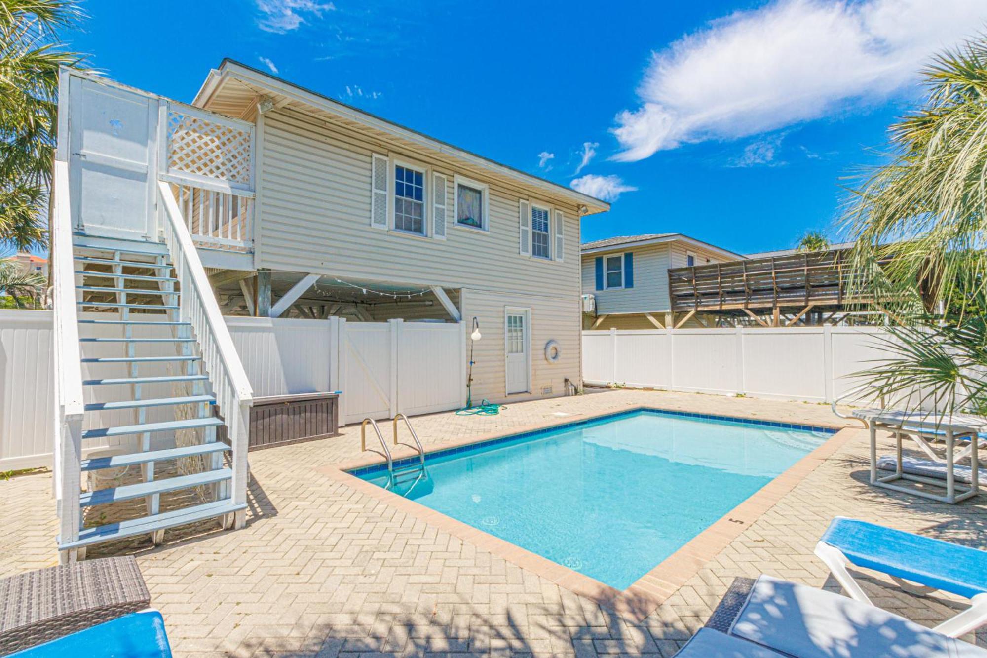 Beautifully Updated House-bella Sirena! Short Walk To The Beach! Sleeps 8! * Myrtle Beach