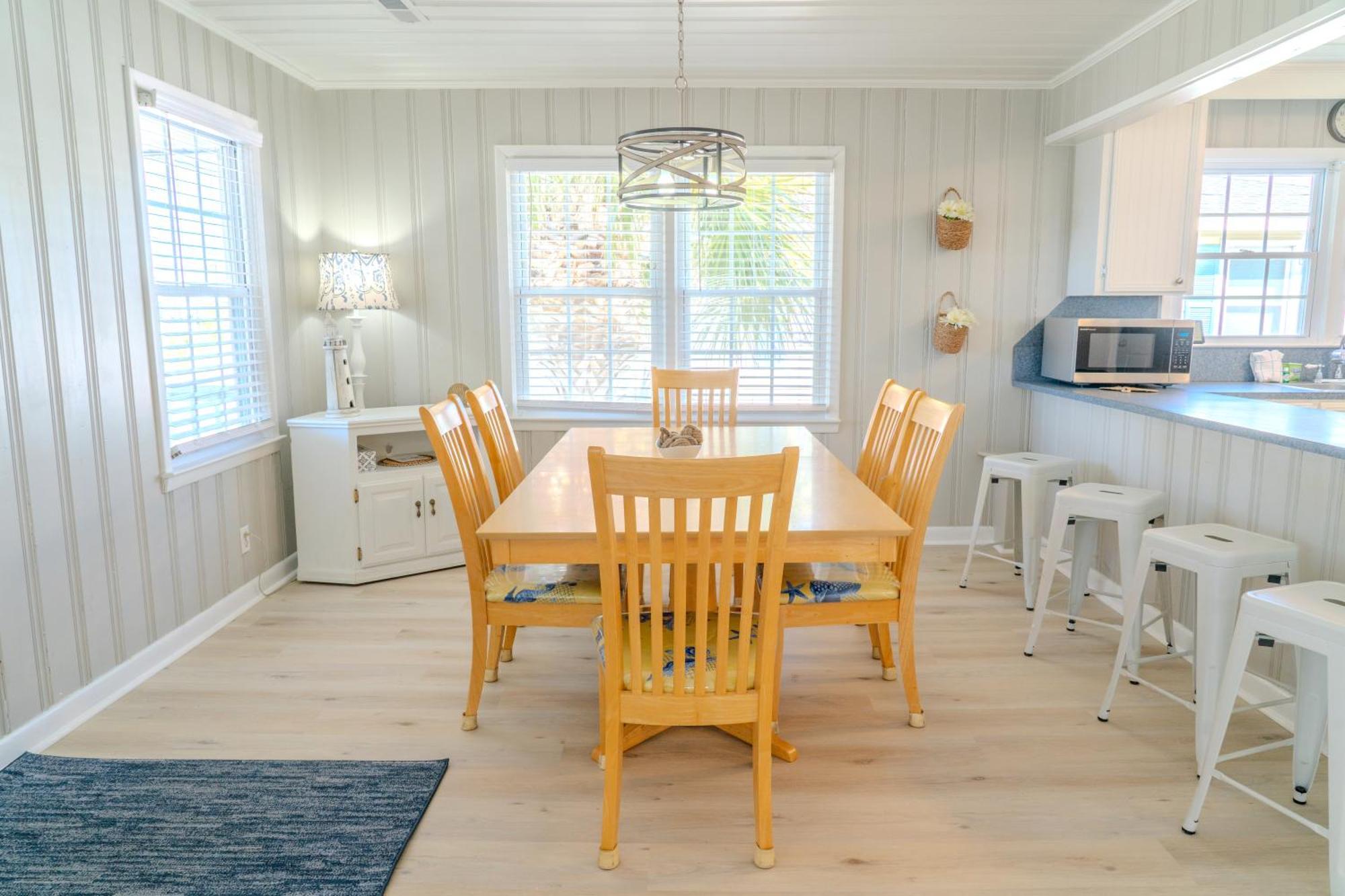 Beautifully Updated House-bella Sirena! Short Walk To The Beach! Sleeps 8! *