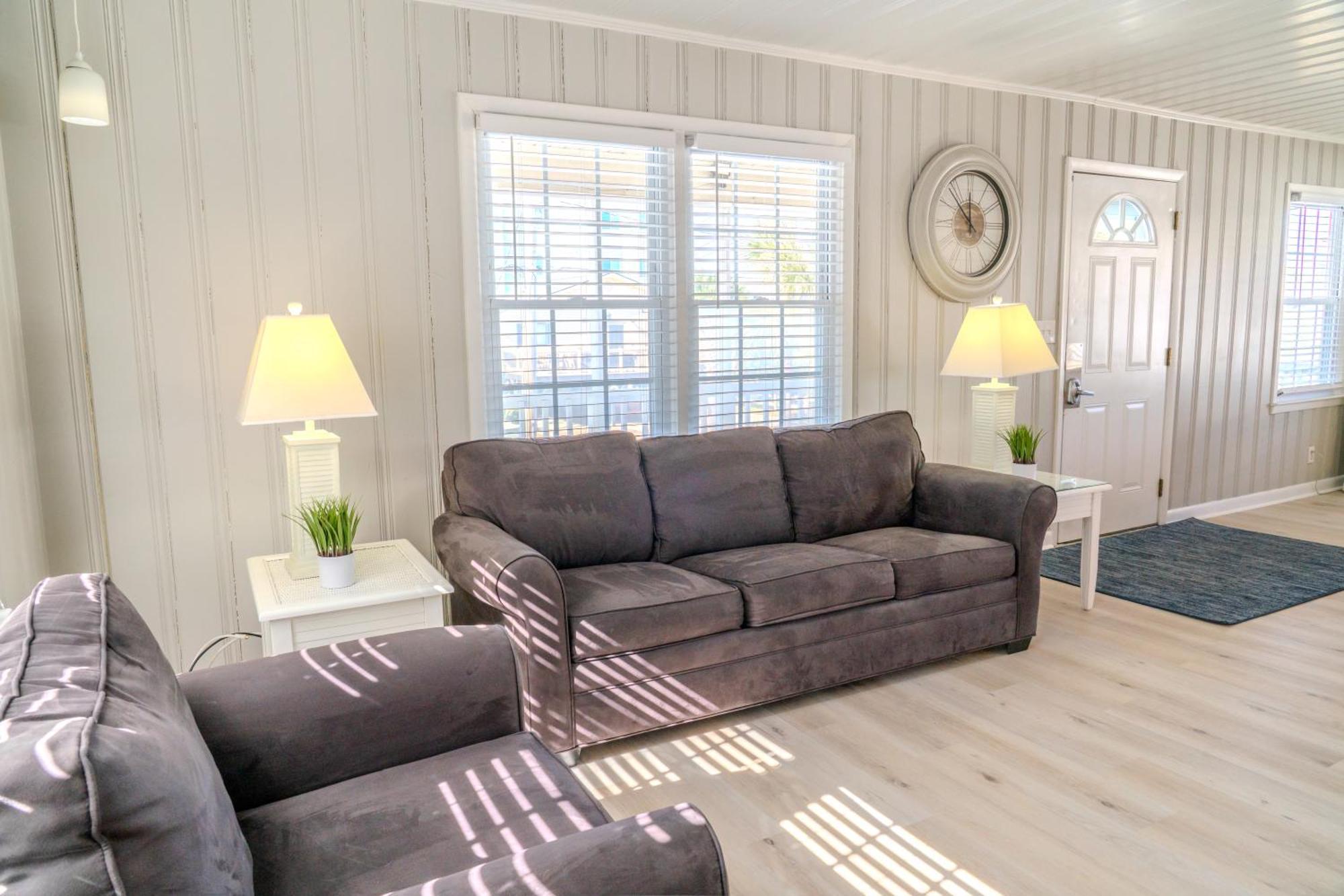Beautifully Updated House-bella Sirena! Short Walk To The Beach! Sleeps 8! Myrtle Beach