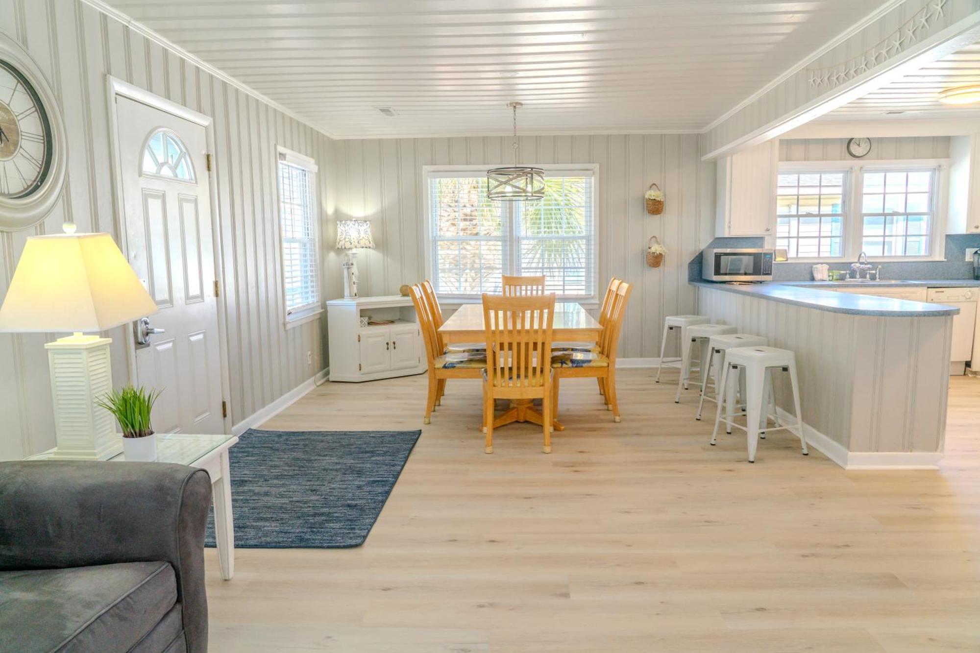 Beautifully Updated House-bella Sirena! Short Walk To The Beach! Sleeps 8! Holiday home *