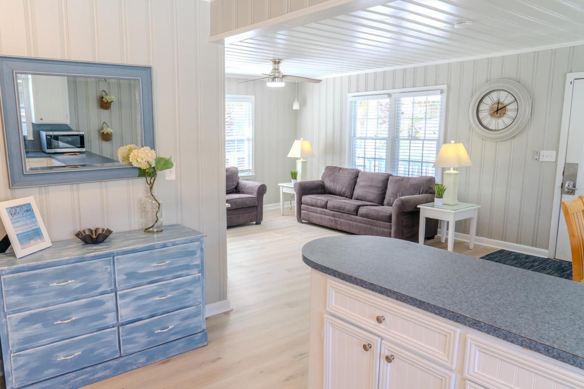 Beautifully Updated House-bella Sirena! Short Walk To The Beach! Sleeps 8! Myrtle Beach