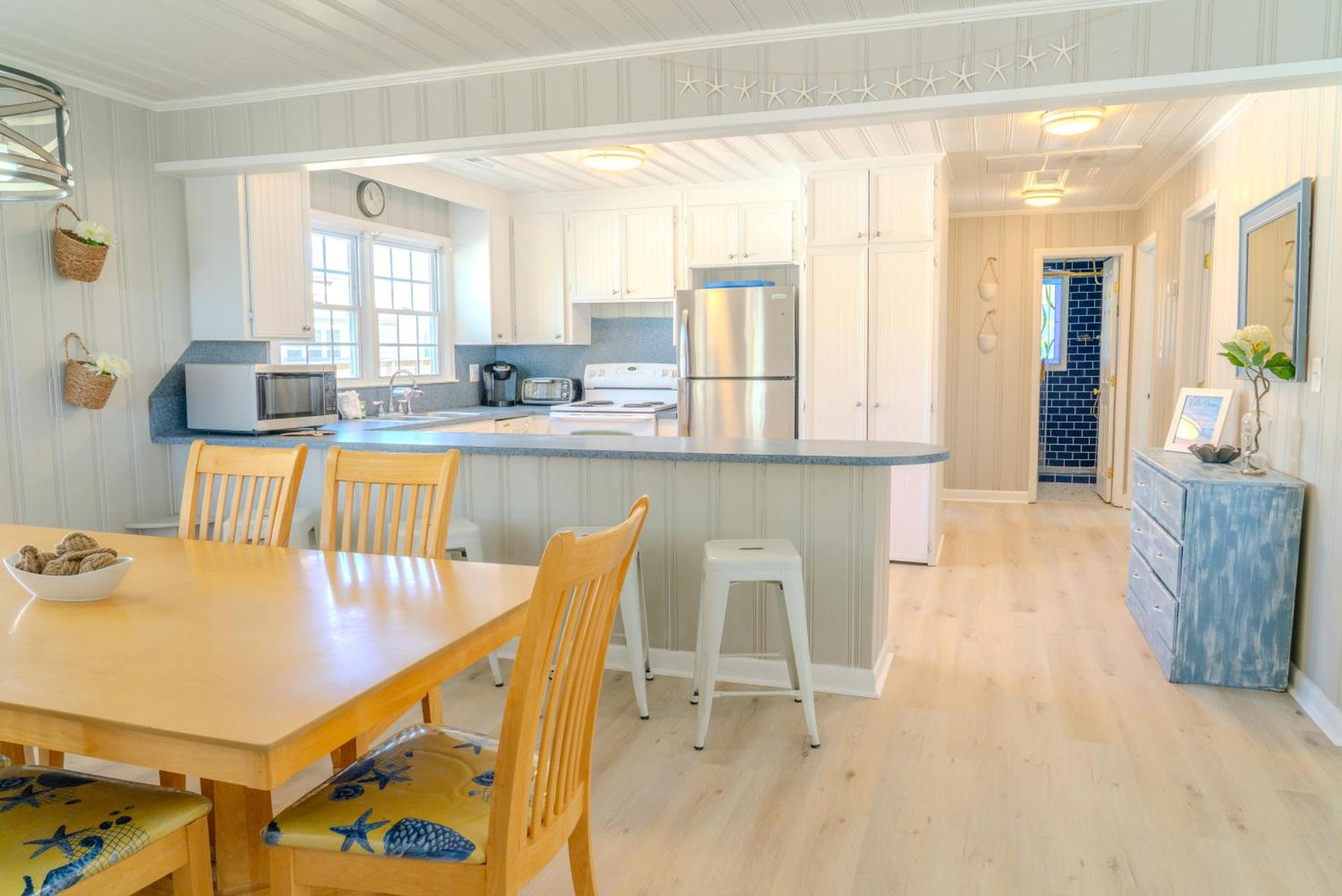 Beautifully Updated House-bella Sirena! Short Walk To The Beach! Sleeps 8!