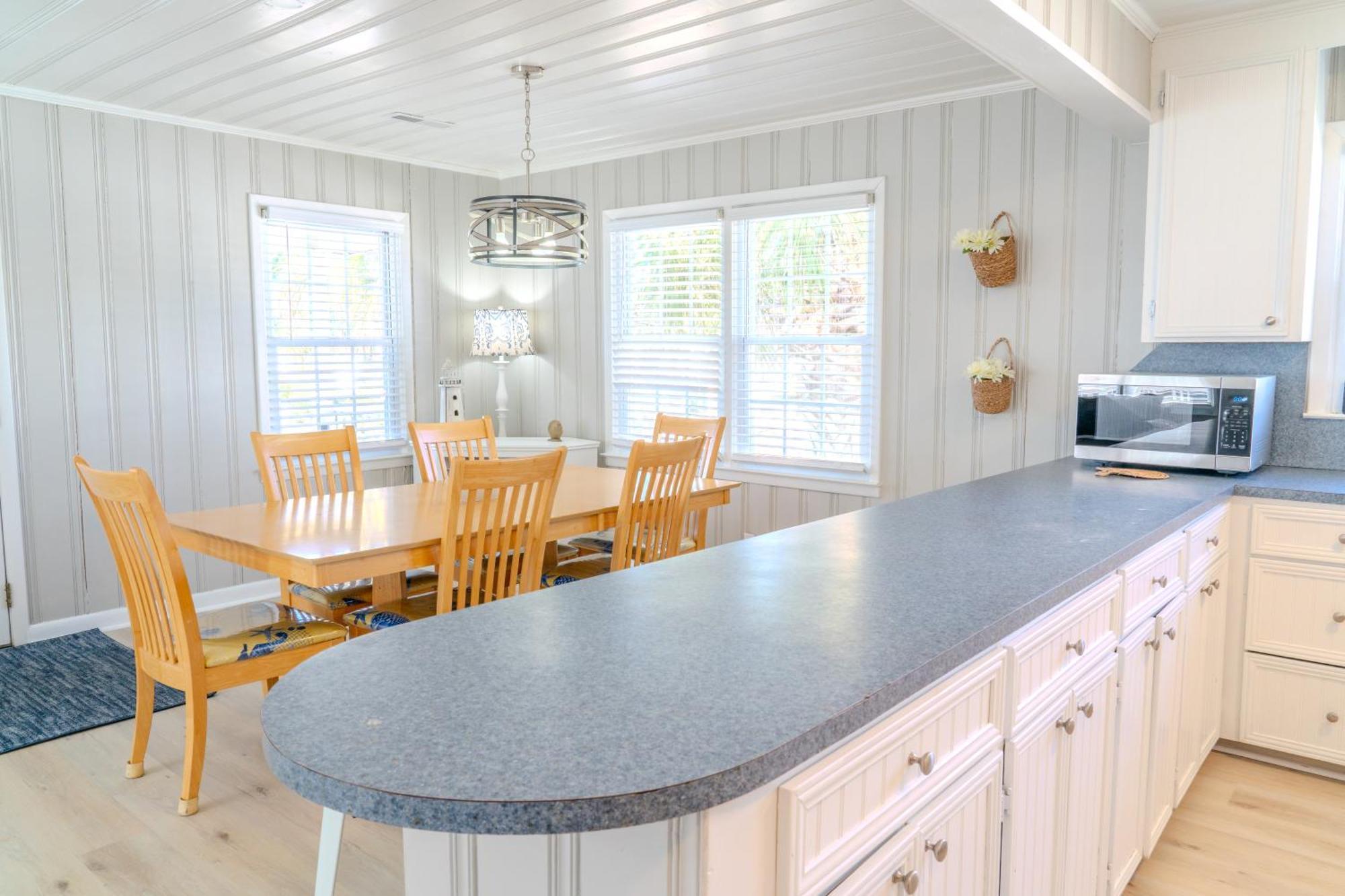 Beautifully Updated House-bella Sirena! Short Walk To The Beach! Sleeps 8! Holiday home *