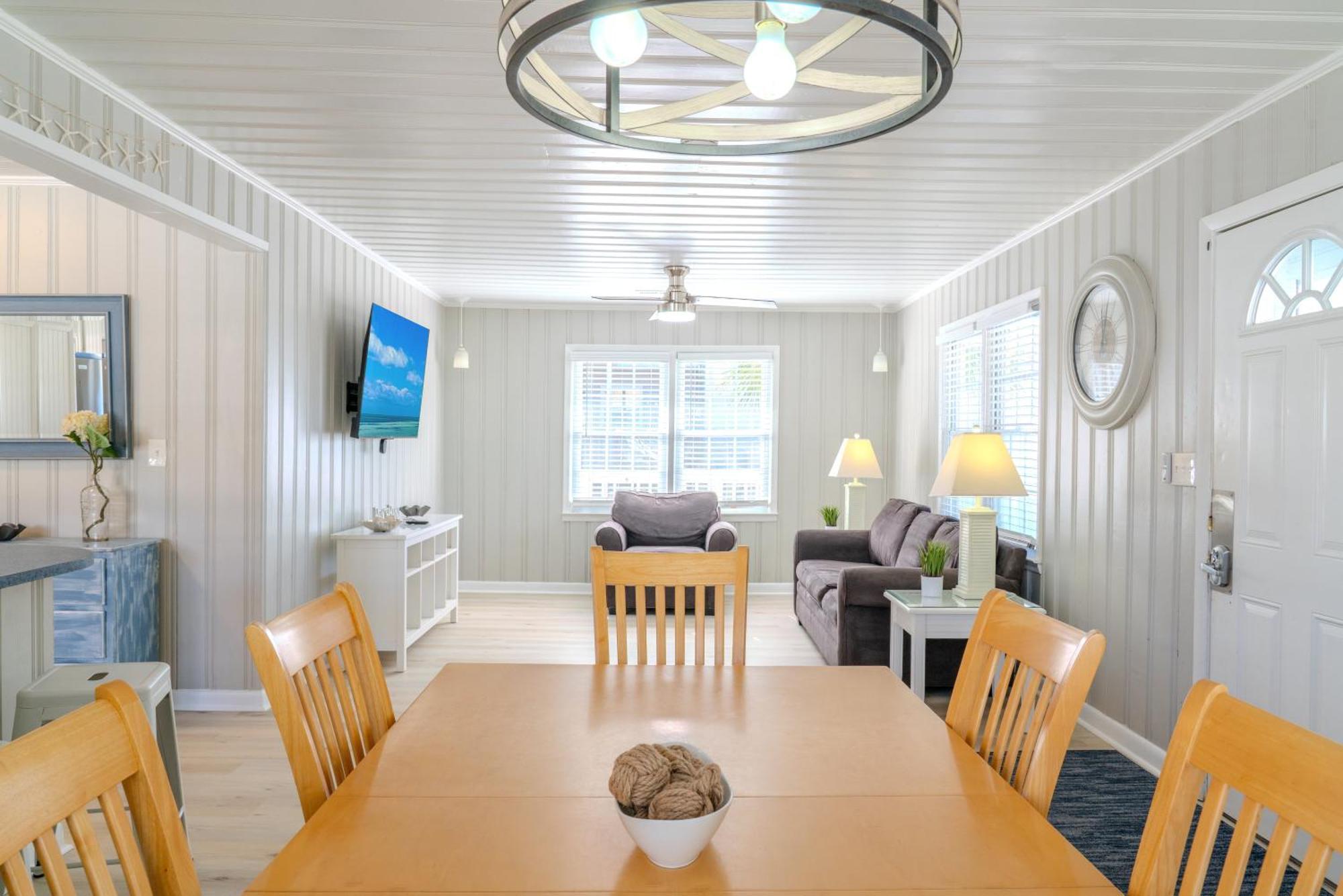 Beautifully Updated House-bella Sirena! Short Walk To The Beach! Sleeps 8! *