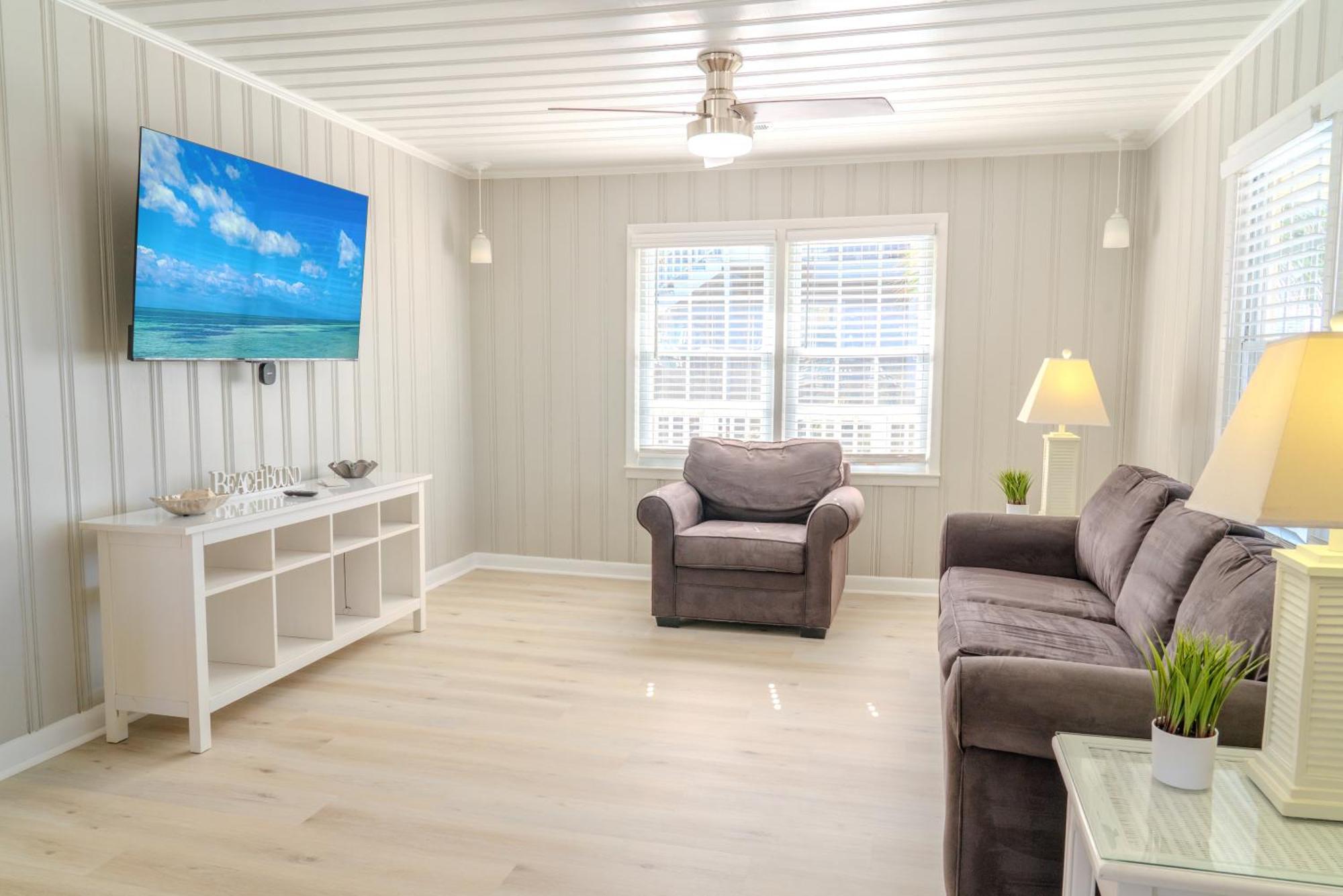 Beautifully Updated House-bella Sirena! Short Walk To The Beach! Sleeps 8!