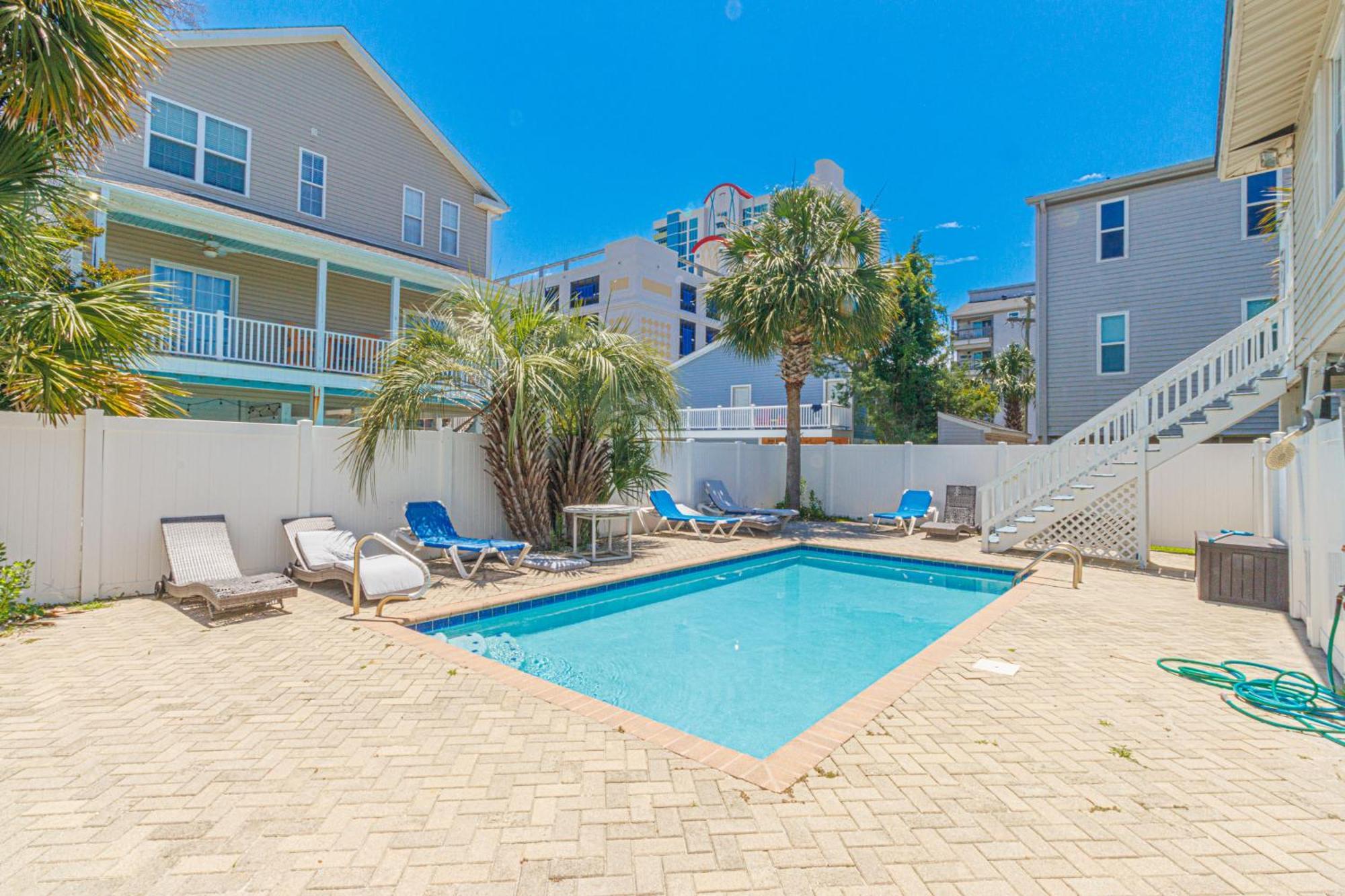 Beautifully Updated House-bella Sirena! Short Walk To The Beach! Sleeps 8! Myrtle Beach