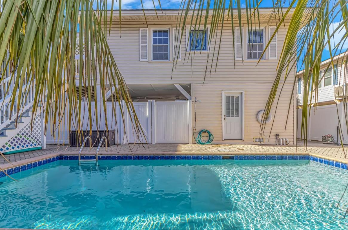 Beautifully Updated House-bella Sirena! Short Walk To The Beach! Sleeps 8! Holiday home Myrtle Beach
