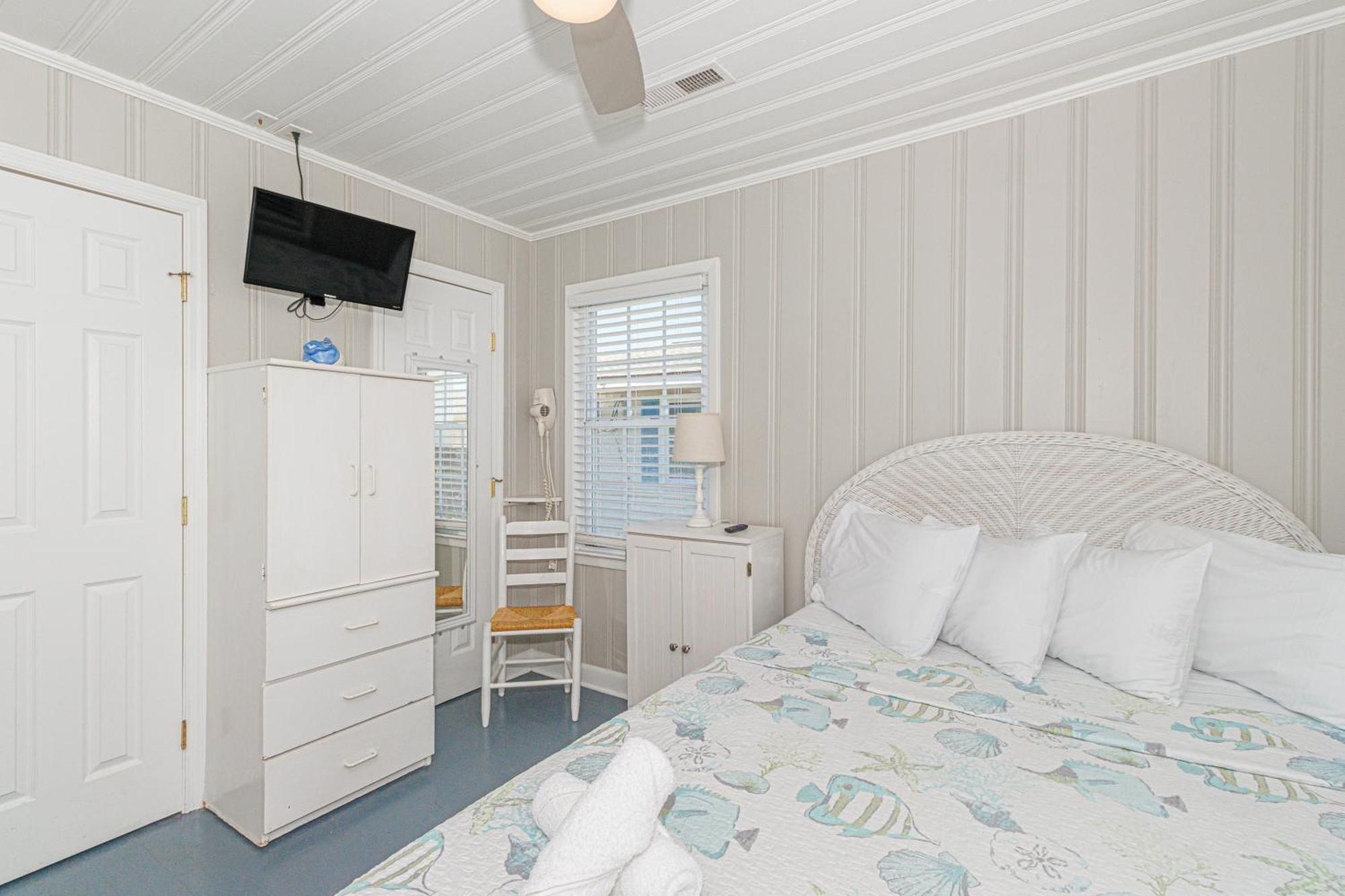 Beautifully Updated House-bella Sirena! Short Walk To The Beach! Sleeps 8! Holiday home